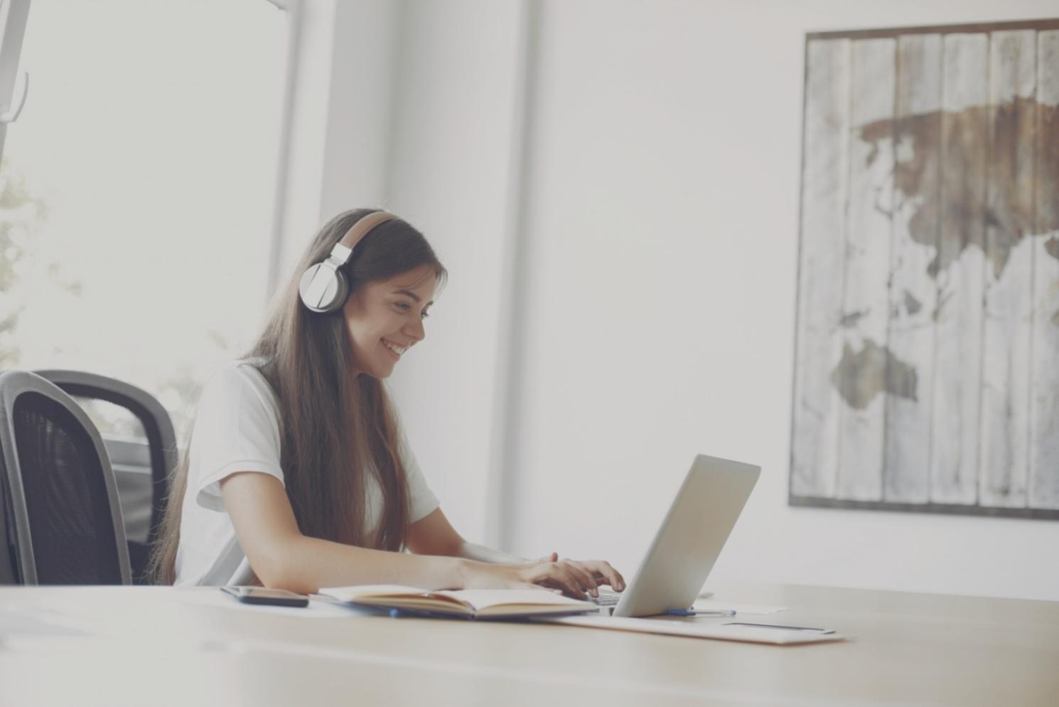 Estudiante analizando estados financieros en pantalla con gráficos y ratios económicos