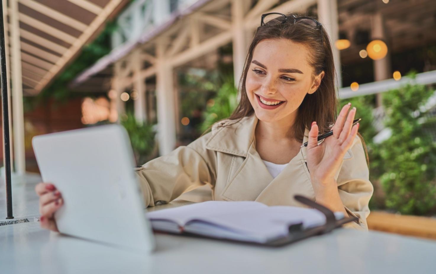 Estudiantes trabajando en análisis de estados financieros durante una sesión práctica